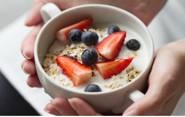 Café da Manhã Saudável e Delicioso Receita Rica em Proteínas e Fibras com Iogurte Natural